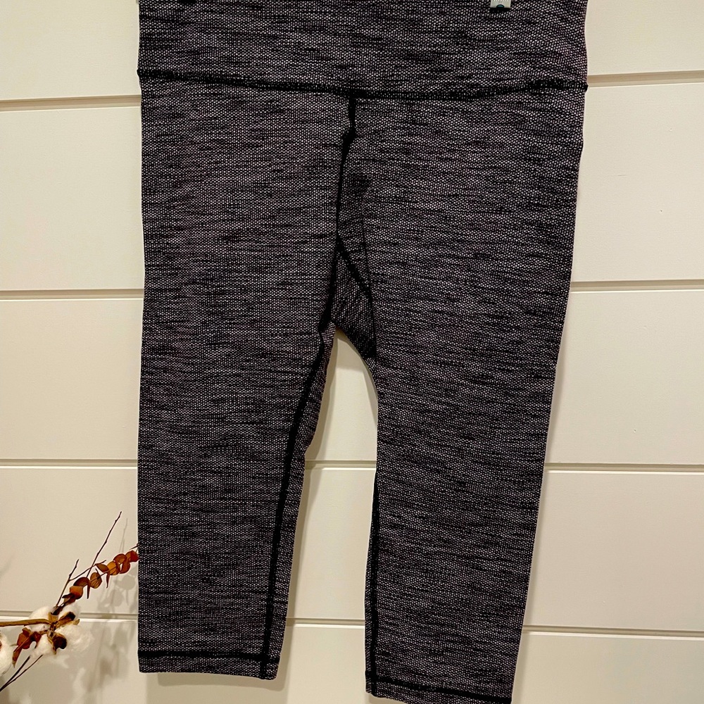 Lululemon Wonder Under crops